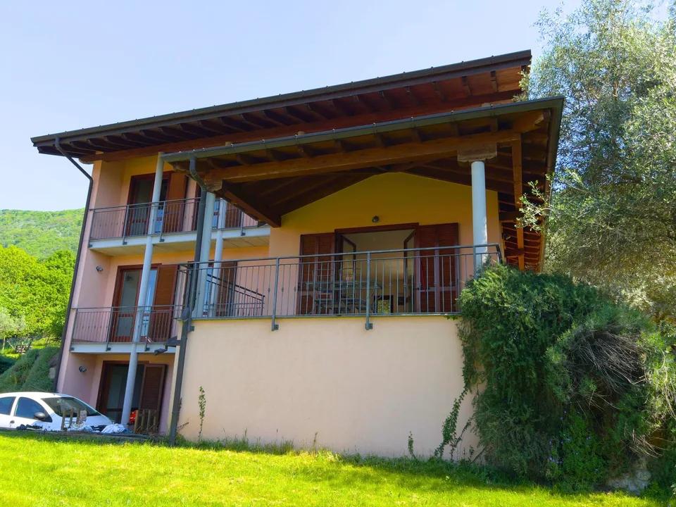 Schöne Villa inmitten der Natur mit Garage und Blick auf den Lago Maggire und die umliegenden Bergen