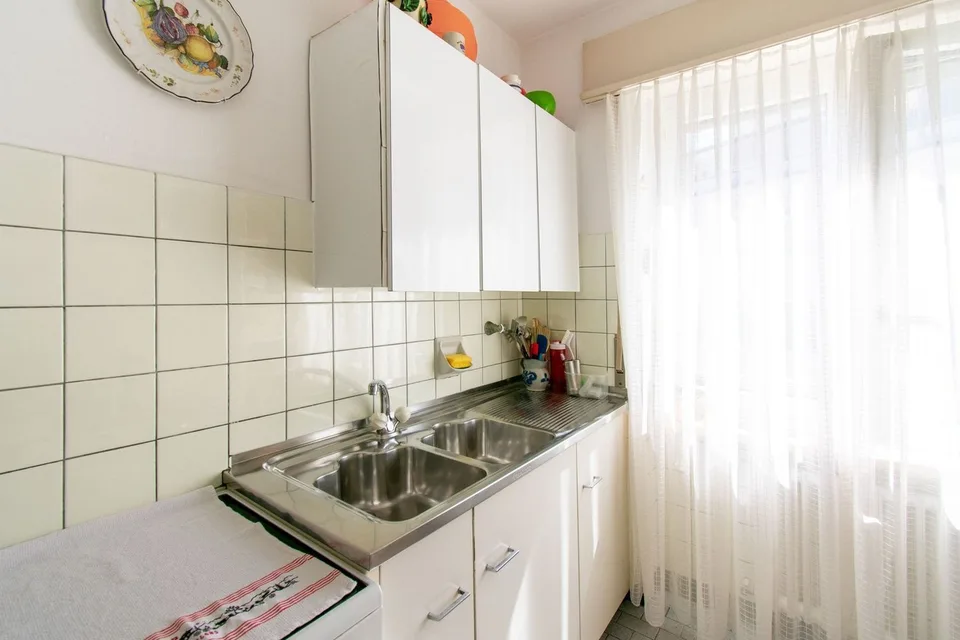 HELLES 4.5-ZIMMER-WOHNUNG MIT BALKON UND SEEBLICK