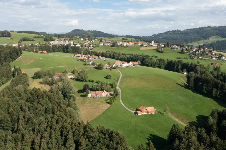 Sehr grosszügiges, renoviertes Appenzellerhaus mit absoluter Privatsphäre