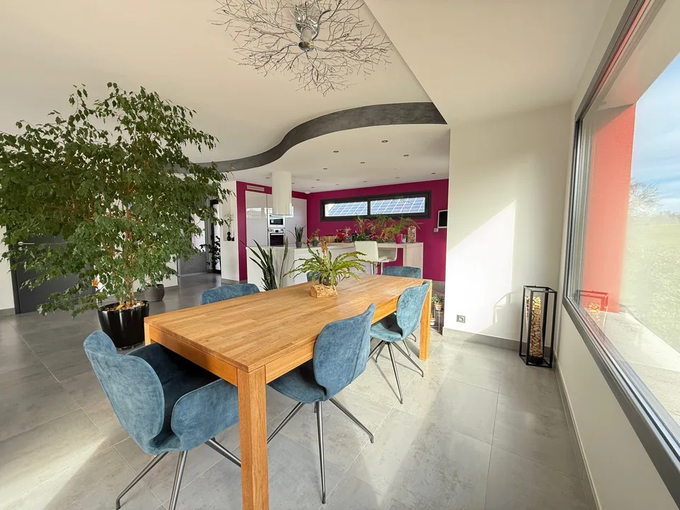 Helles Luxushaus mit Pool, Terrasse und freiem BlickEntdecken