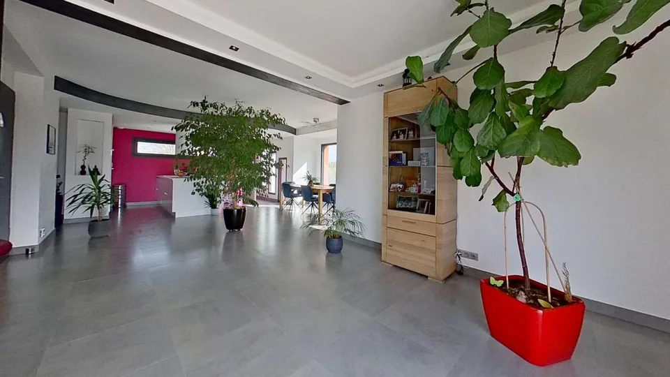 Helles Luxushaus mit Pool, Terrasse und freiem BlickEntdecken – Foto 11 von 24