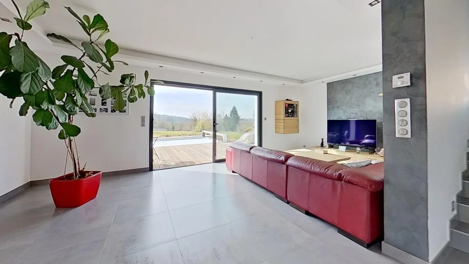 Helles Luxushaus mit Pool, Terrasse und freiem BlickEntdecken – Foto 13 von 24