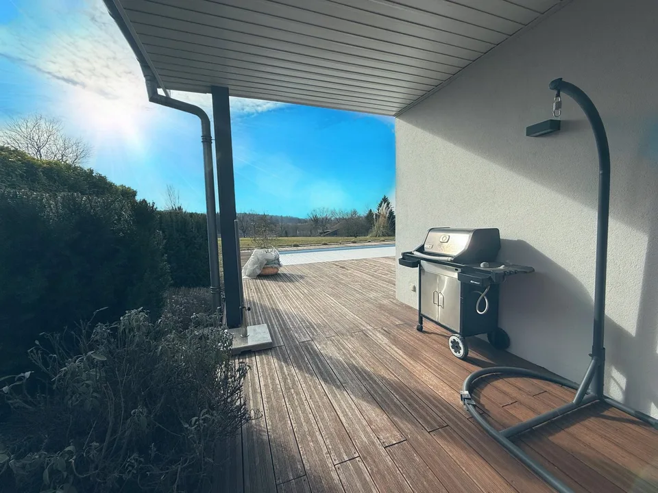Helles Luxushaus mit Pool, Terrasse und freiem BlickEntdecken