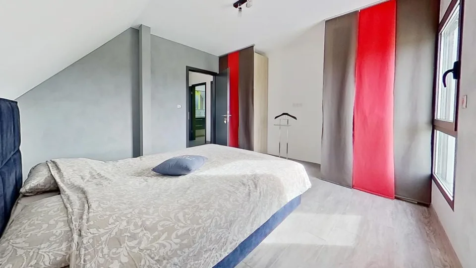Helles Luxushaus mit Pool, Terrasse und freiem BlickEntdecken – Foto 15 von 24