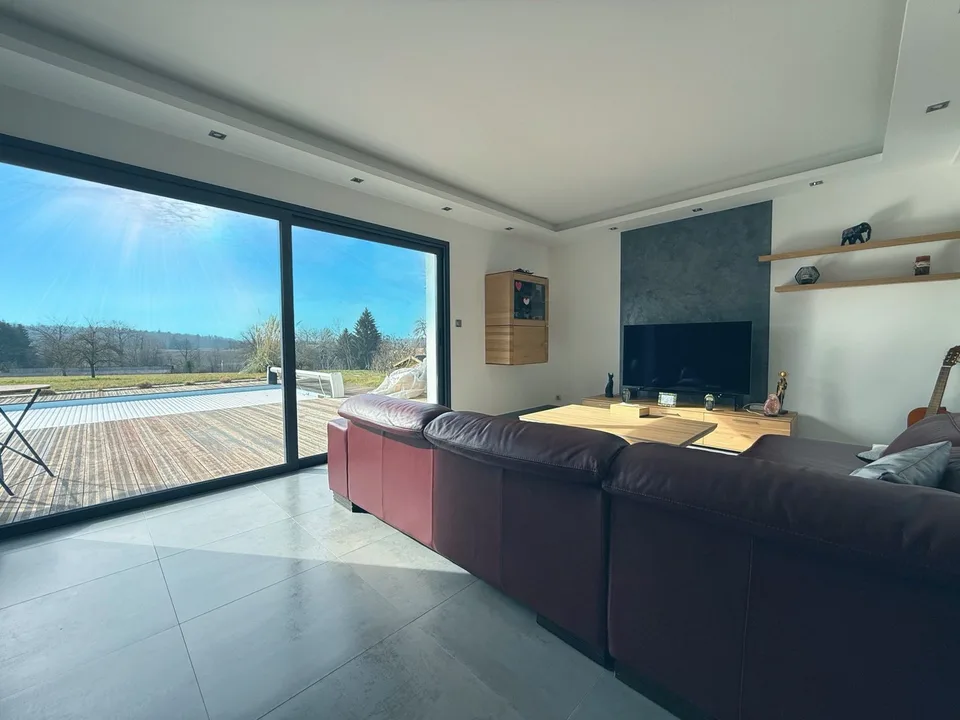 Helles Luxushaus mit Pool, Terrasse und freiem BlickEntdecken