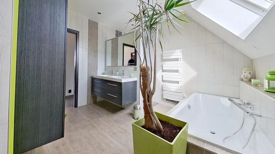 Helles Luxushaus mit Pool, Terrasse und freiem BlickEntdecken – Foto 18 von 24