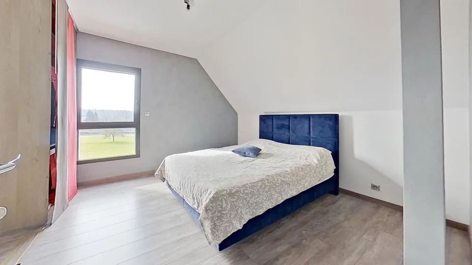 Helles Luxushaus mit Pool, Terrasse und freiem BlickEntdecken – Foto 20 von 24