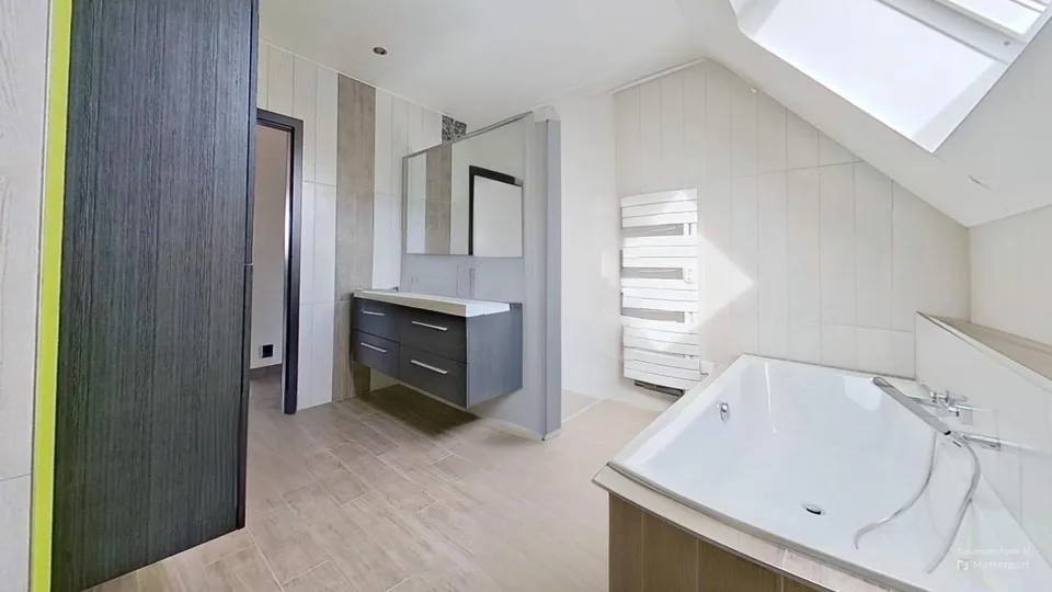 Helles Luxushaus mit Pool, Terrasse und freiem BlickEntdecken – Foto 19 von 24