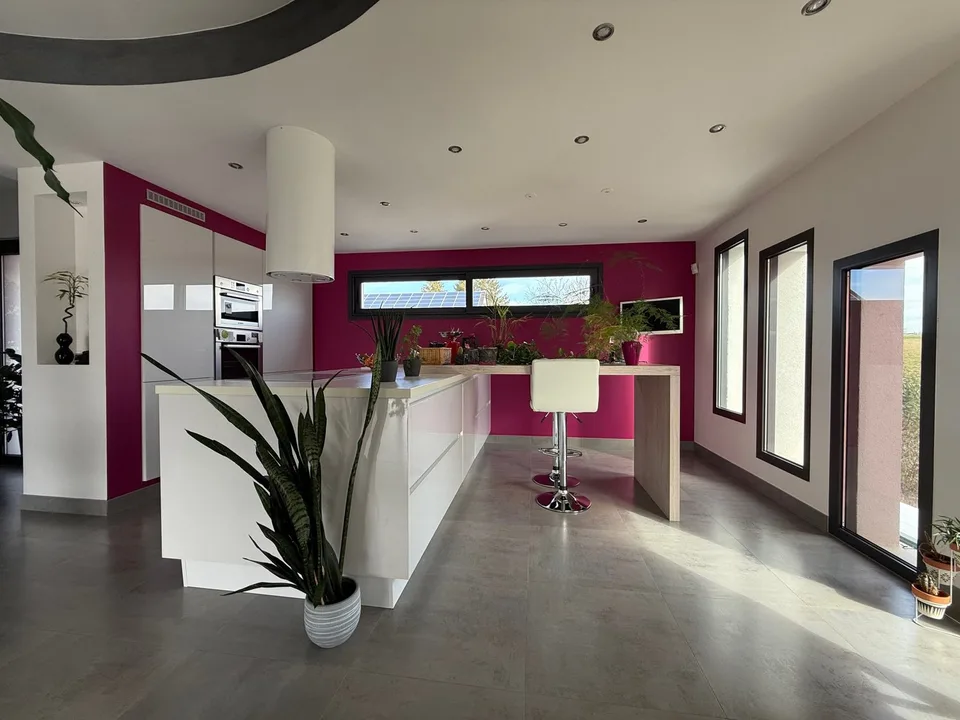 Helles Luxushaus mit Pool, Terrasse und freiem BlickEntdecken – Foto 6 von 24