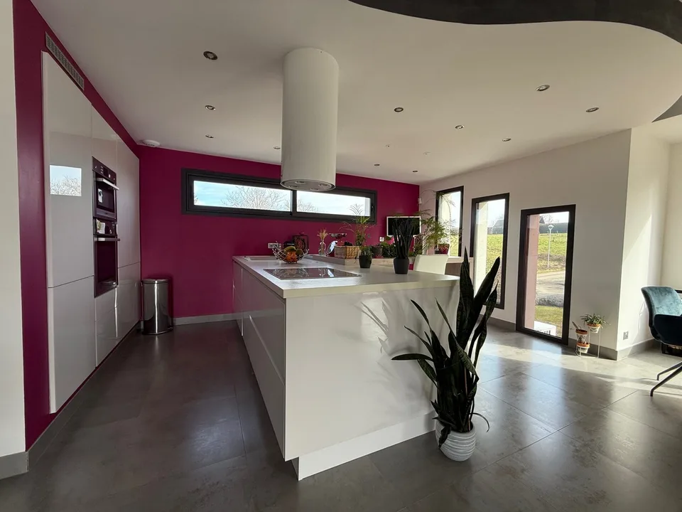 Helles Luxushaus mit Pool, Terrasse und freiem BlickEntdecken