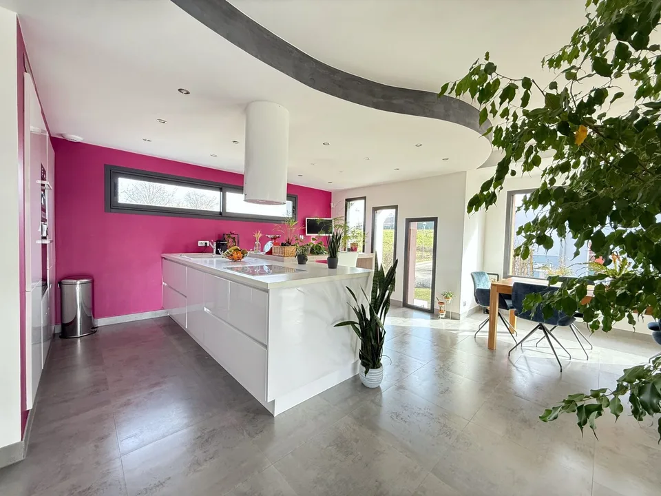 Helles Luxushaus mit Pool, Terrasse und freiem BlickEntdecken