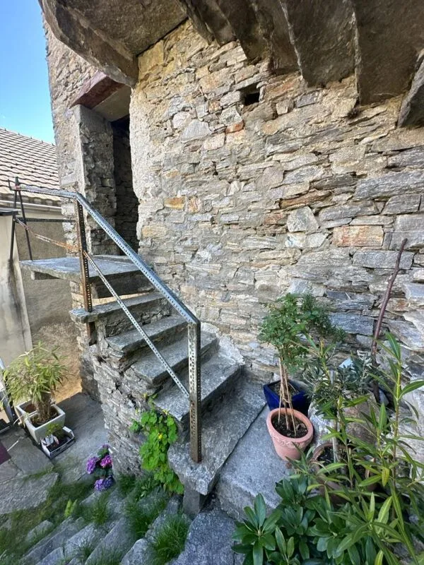 Maison de base à rénover sur 4 étages, avec jardin