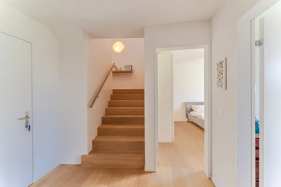 Exklusive 4½ Zimmer-Minergie-Maisonette-Wohnung an familienfreundlicher Lage mit gemütlichem Garten – Foto 11 von 21