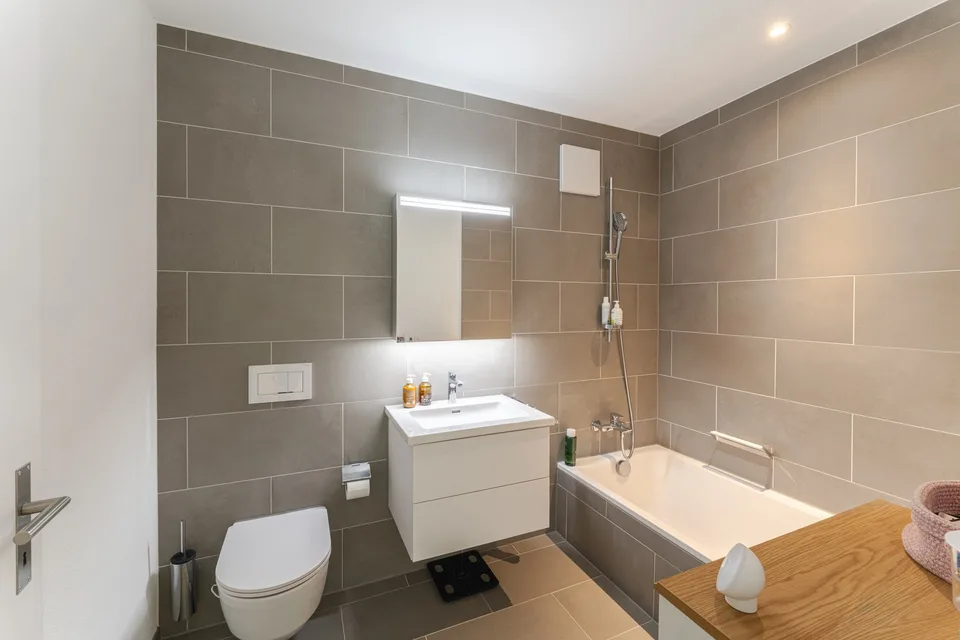 Exklusive 4½ Zimmer-Minergie-Maisonette-Wohnung an familienfreundlicher Lage mit gemütlichem Garten – Foto 16 von 21