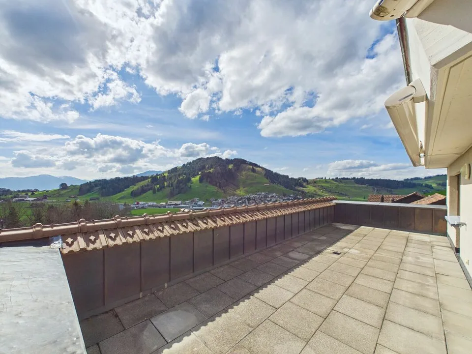Paradis ensoleillé avec 180° de cinéma de montagne - appartement de terrasse de 4,5 pièces récemment rénové