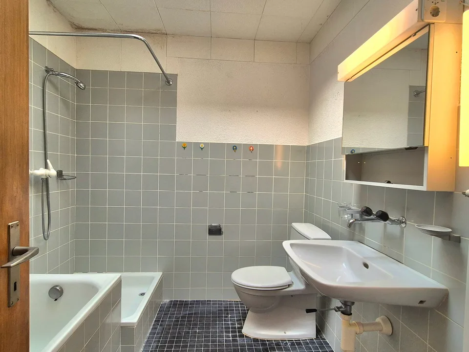 4.5-Room Row Single-Family Home with Magnificent View and Great Potential – photo 11 of 13