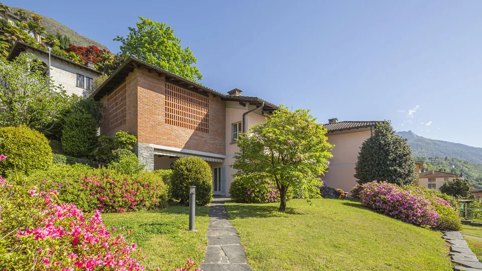 Casa bifamiliare con giardino e vista | Zweifamilienhaus mit Garten un