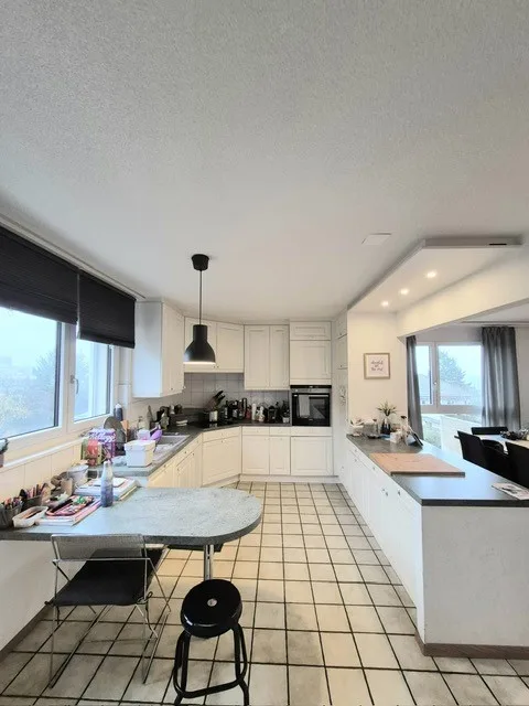 Appartement de 161 m² avec vue lac – volumes et potentiel à St-Blaise