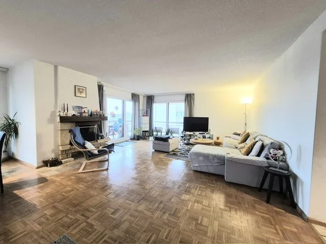 Appartement de 161 m² avec vue lac – volumes et potentiel à St-Blaise