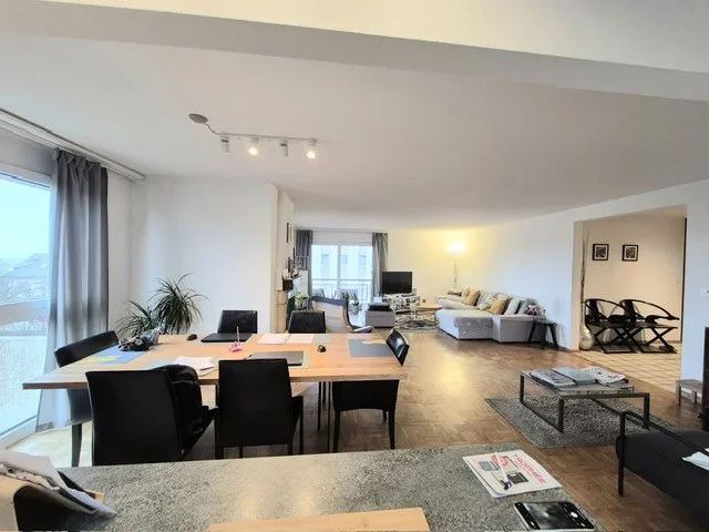 Appartement de 161 m² avec vue lac – volumes et potentiel à St-Blaise