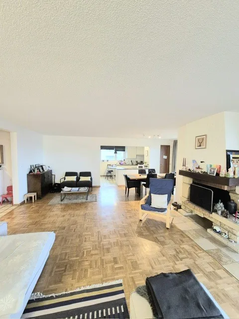 Appartement de 161 m² avec vue lac – volumes et potentiel à St-Blaise