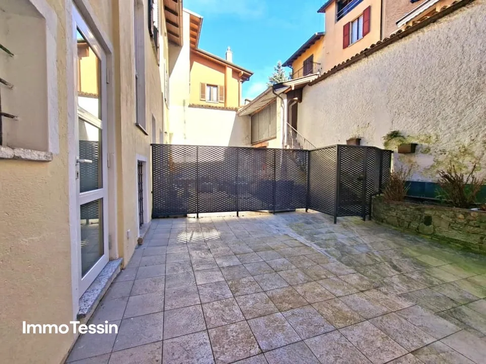 Posizione ideale direttamente sul Lago di Lugano, appartamento ristrutturato con vista lago e cortile interno privato di 40 m2 a pochi minuti da Lugano