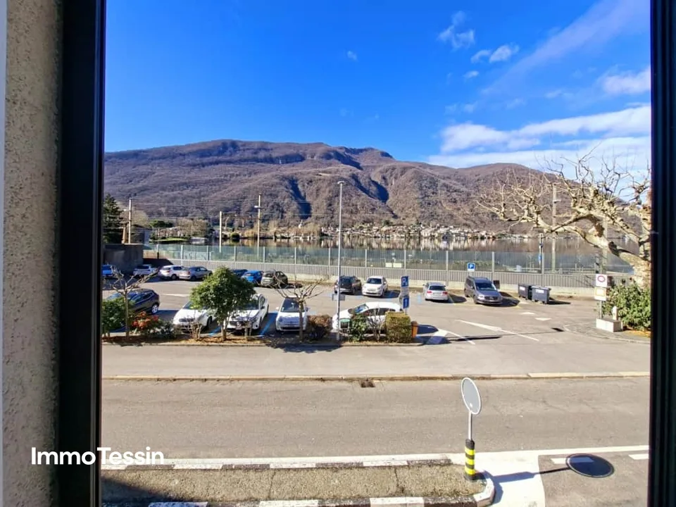 Posizione ideale direttamente sul Lago di Lugano, appartamento ristrutturato con vista lago e cortile interno privato di 40 m2 a pochi minuti da Lugano
