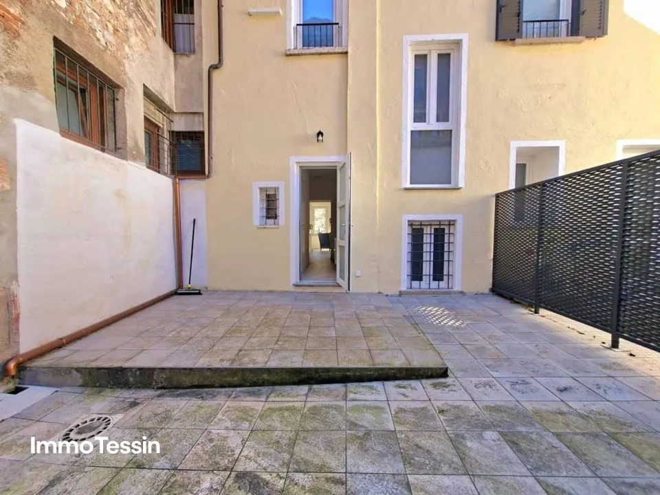 Posizione ideale direttamente sul Lago di Lugano, appartamento ristrutturato con vista lago e cortile interno privato di 40 m2 a pochi minuti da Lugano