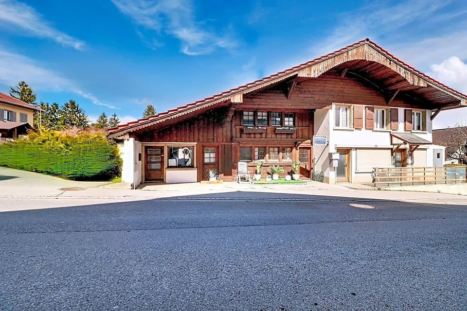 Sorens - Maison rénovée avec 2 appartements et 1 local commercial