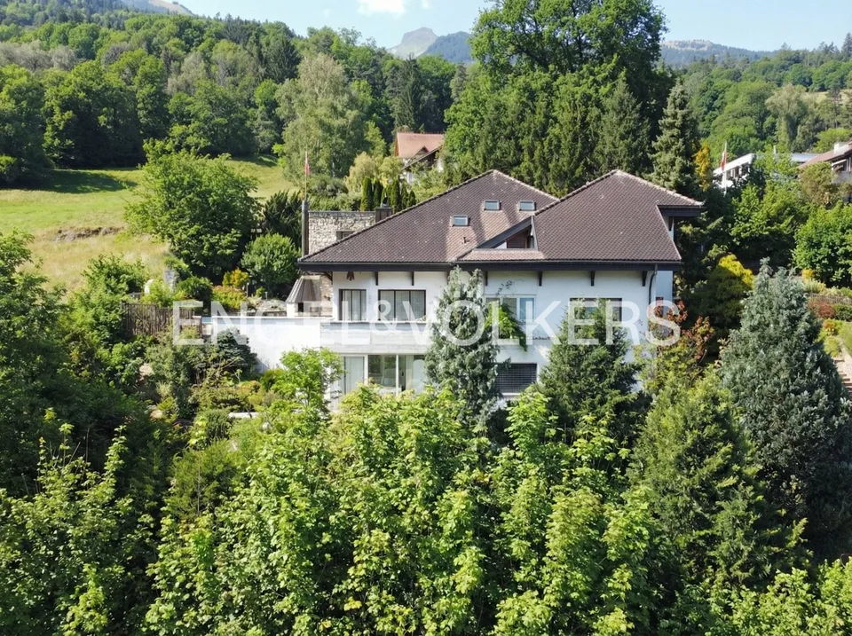 Ampia casa unifamiliare direttamente sulla zona verde inedificabile con