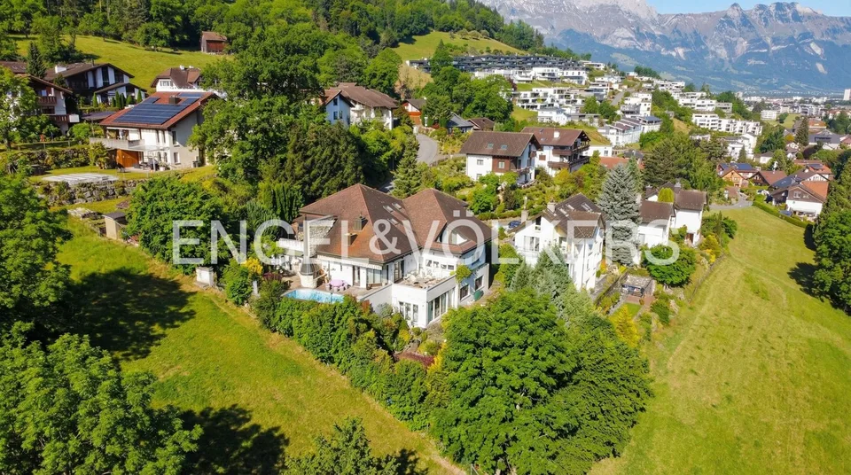 Ampia casa unifamiliare direttamente sulla zona verde inedificabile con