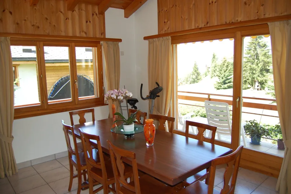Chalet de caractère 6.5 pièces à Crans – Vue imprenable et cadre alpin exceptionnel