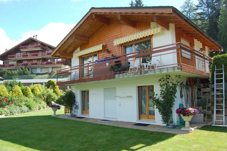 Chalet de caractère 6.5 pièces à Crans – Vue imprenable et cadre alpin exceptionnel