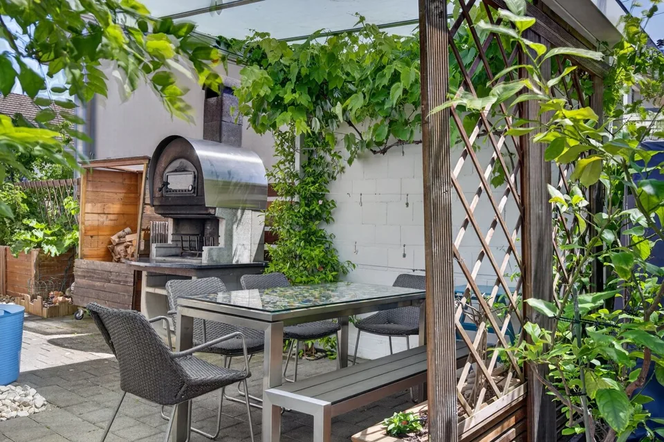 Paradiso familiare con idillio di giardino e sistema solare