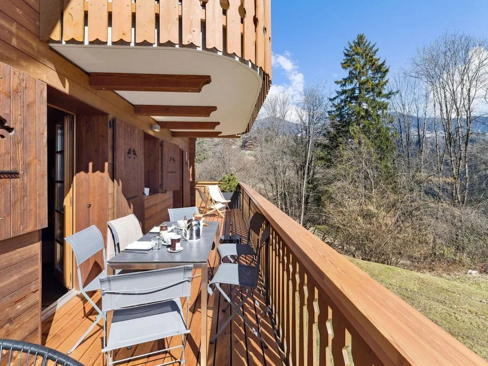 Chic & Gemütlich 4.5-Zimmer-Wohnung mit Kamin, Balkonen, Aussicht, Spa, 2 Parkplätzen – Foto 9 von 13