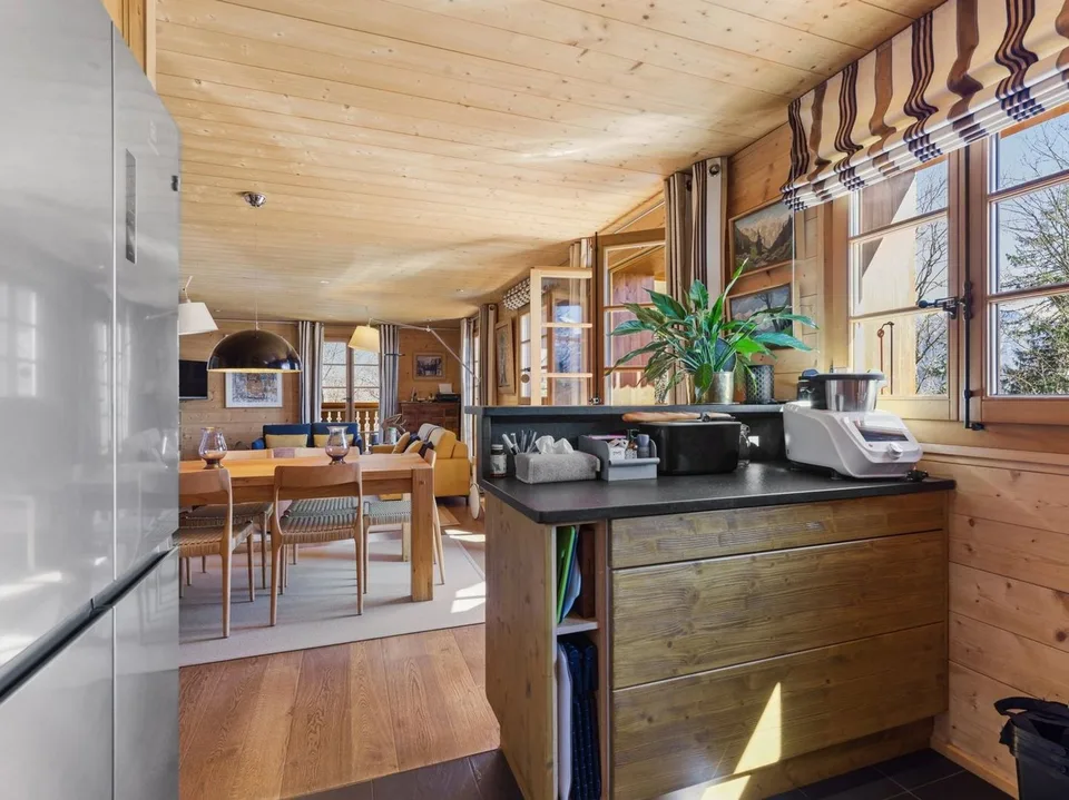 Chic & Gemütlich 4.5-Zimmer-Wohnung mit Kamin, Balkonen, Aussicht, Spa, 2 Parkplätzen – Foto 8 von 13