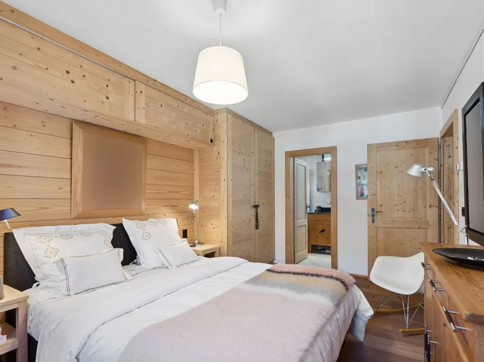 Chic & Gemütlich 4.5-Zimmer-Wohnung mit Kamin, Balkonen, Aussicht, Spa, 2 Parkplätzen – Foto 12 von 13