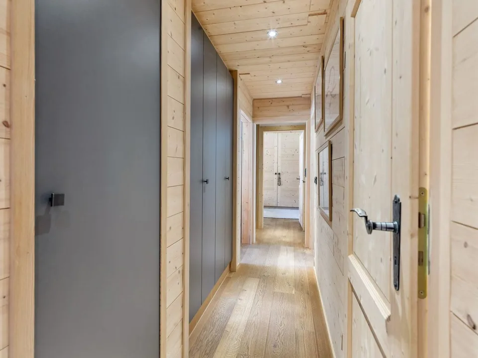 Chic & Gemütlich 4.5-Zimmer-Wohnung mit Kamin, Balkonen, Aussicht, Spa, 2 Parkplätzen – Foto 11 von 13