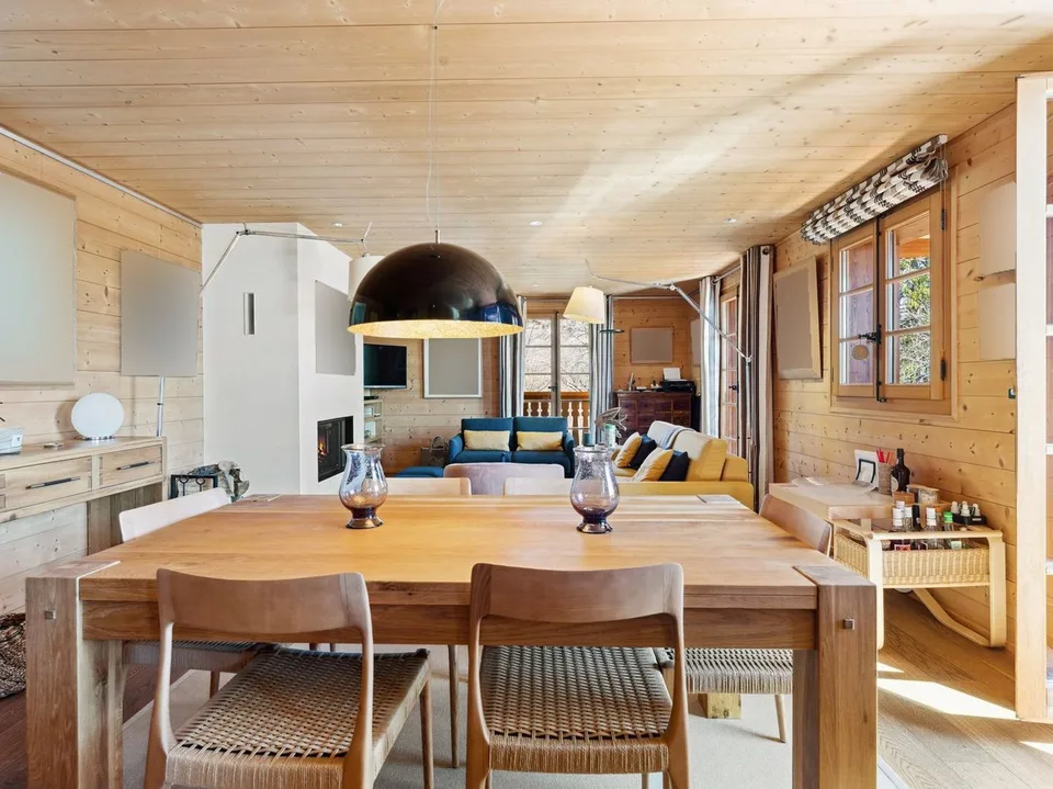 Chic & Gemütlich 4.5-Zimmer-Wohnung mit Kamin, Balkonen, Aussicht, Spa, 2 Parkplätzen – Foto 6 von 13
