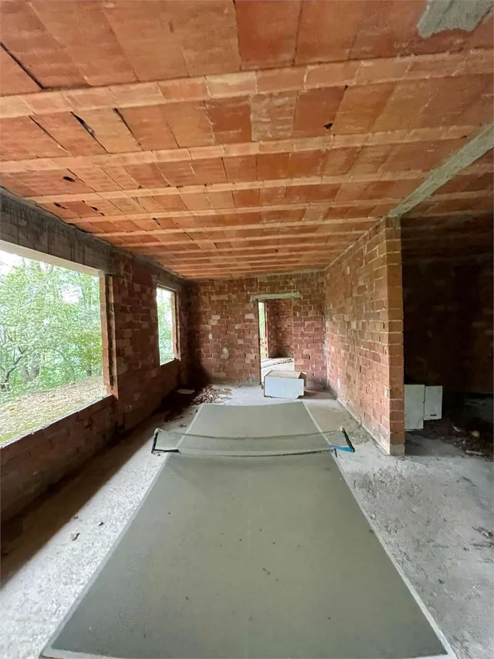 Rustique à achever, avec grand terrain, en position privée avec vue