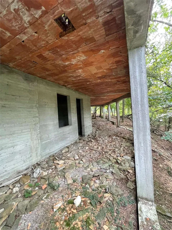Rustico da ultimare, con ampio terreno, in posizione privata con vista – foto 10 di 13