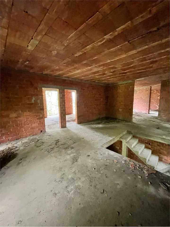Rustico da ultimare, con ampio terreno, in posizione privata con vista – foto 9 di 13
