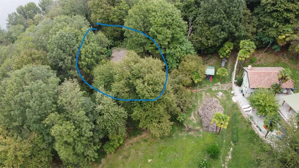 Rustique à achever, avec grand terrain, en position privée avec vue