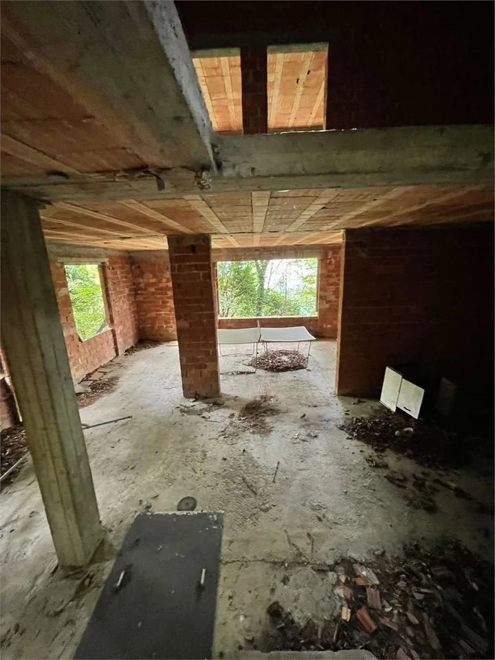 Rustico da ultimare, con ampio terreno, in posizione privata con vista – foto 8 di 13