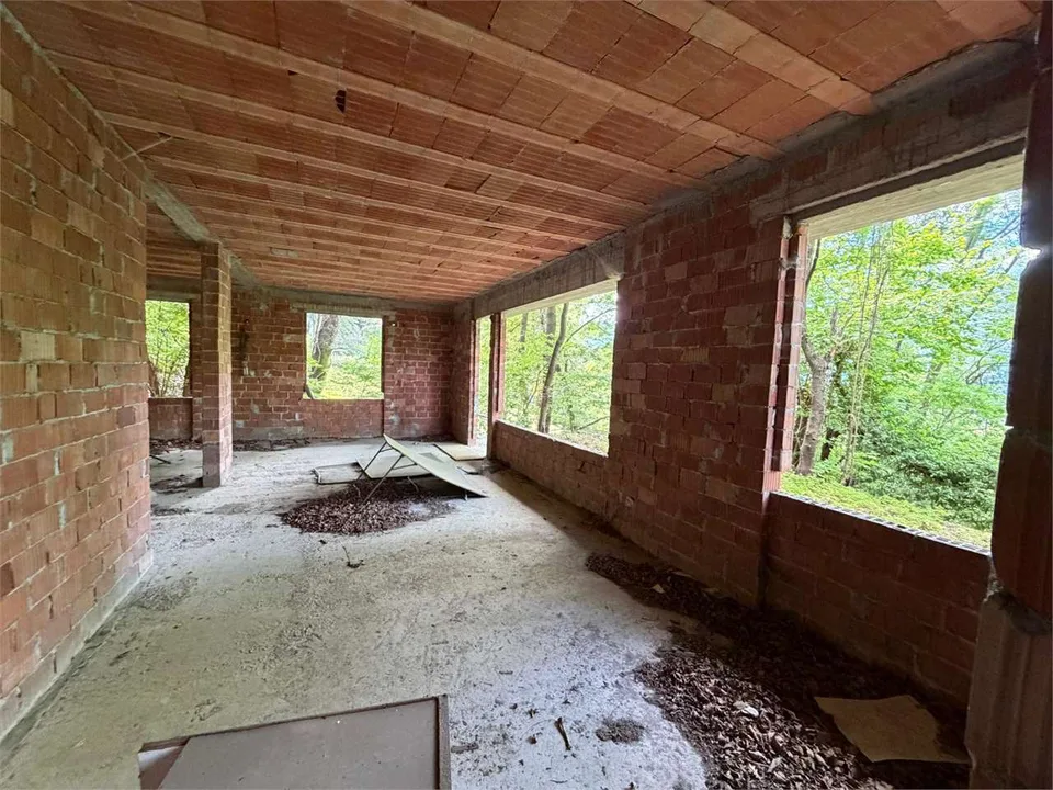 Rustico da ultimare, con ampio terreno, in posizione privata con vista – foto 13 di 13
