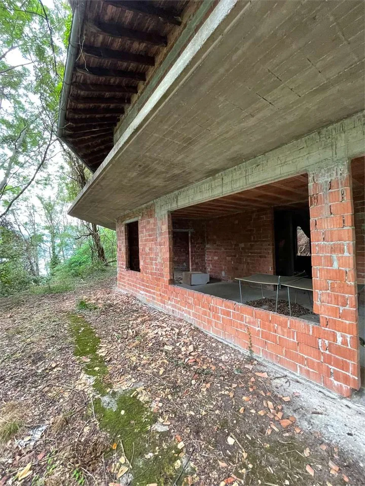 Rustico da ultimare, con ampio terreno, in posizione privata con vista – foto 6 di 13