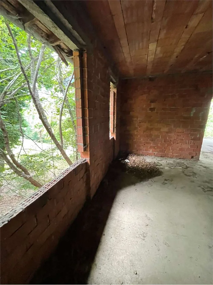 Rustique à achever, avec grand terrain, en position privée avec vue