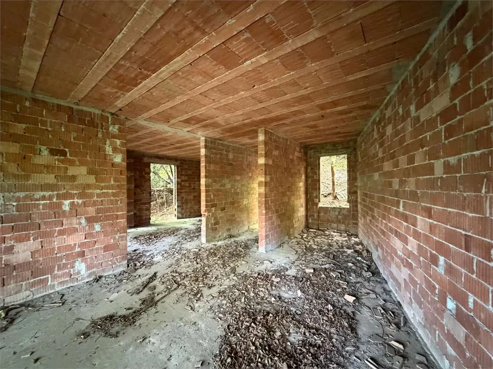Rustico da ultimare, con ampio terreno, in posizione privata con vista – foto 12 di 13