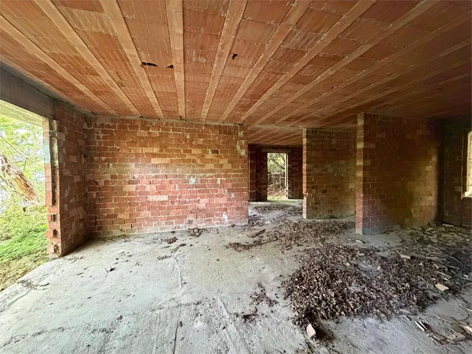 Rustico da ultimare, con ampio terreno, in posizione privata con vista – foto 11 di 13