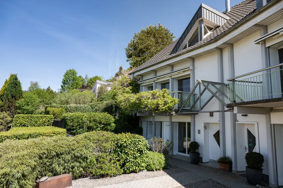 Vivre avec une vue : Deux maisons exclusives dans un emplacement de colline de rêve à Hausen am Albis